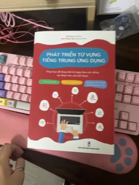Sách đẹp, gói hàng cẩn thận và giao rất nhanh. Shop cũng hỗ trợ nhiệt tình và dễ thương nữa. 
Về giá thì quá ổn so với giá bìa (350k) 
Nội dung thì 10d luôn. Nên mua nha mọi người ơi