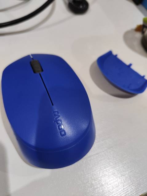 Di chuột ổn, kiểu dáng hơi to,kết nối dễ và nhanh, dùng cho được cả đt android, iphone thì chưa thử. Mỗi tội để im lâu khi đụng lại thì phản hồi hơi lâu chắc do chế độ tiết kiệm pin !? Nói chung ổn trong tầm giá. Độ bền chưa biết. Thanks shop