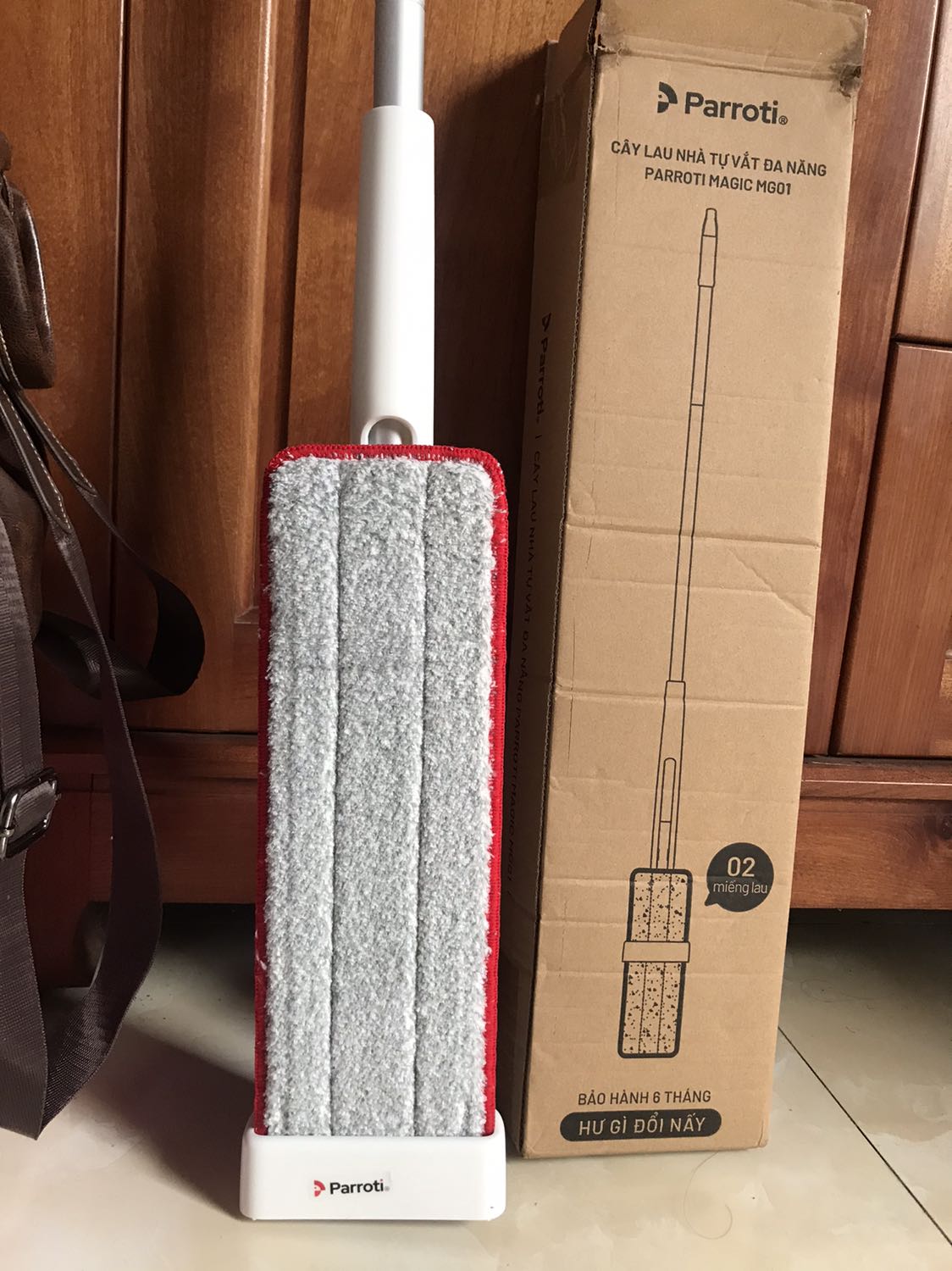 Đây là lần 2 mình mua cây lau nhà này rồi, chắc chăn, chất liệu thấy xịn xò nha nhám nhám xịn tuy là màu trắng nhưng ko bám bẩn, được tặng thêm 1 miếng lau nữa, đang có chương trình hoàn tiền 5% nên càng rẻ hơn, nhưng hơi tiếc là cái logo trên cây lau nhà thì không được in trực tiếp mà dùng dcan trong để dán, mới đầu mình tưởng là hàng ko ok, nhưng khi check mã qr thì đường dẫn chạy về *** của hãng nên cũng yên tâm, trên đầu thì có móc treo có thể xoay 360o tiện nha, nên mua sp