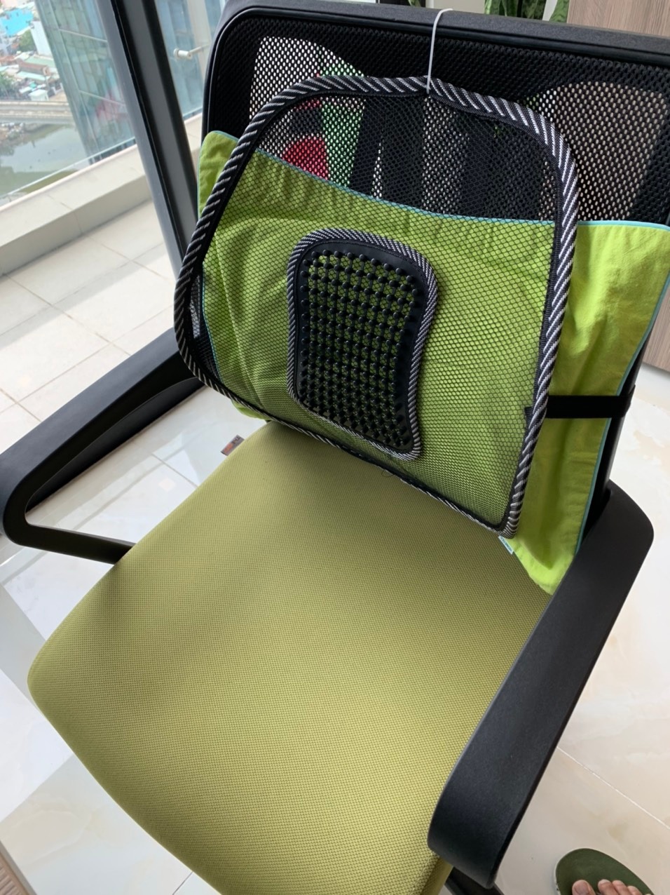 Như nhiều bạn nhận xét, lưới không đủ cứng để đỡ phần lưng tựa vào, kể cả đối với người gầy nhỏ. Giải pháp là lồng một gối nhỏ vào giữa phần dây đai và lưới, lúc này gối sẽ đỡ lưng khá tốt, tấm tựa lưng chỉ giữ vai trò giữ gối ngay tại vùng tiếp xúc với lưng.