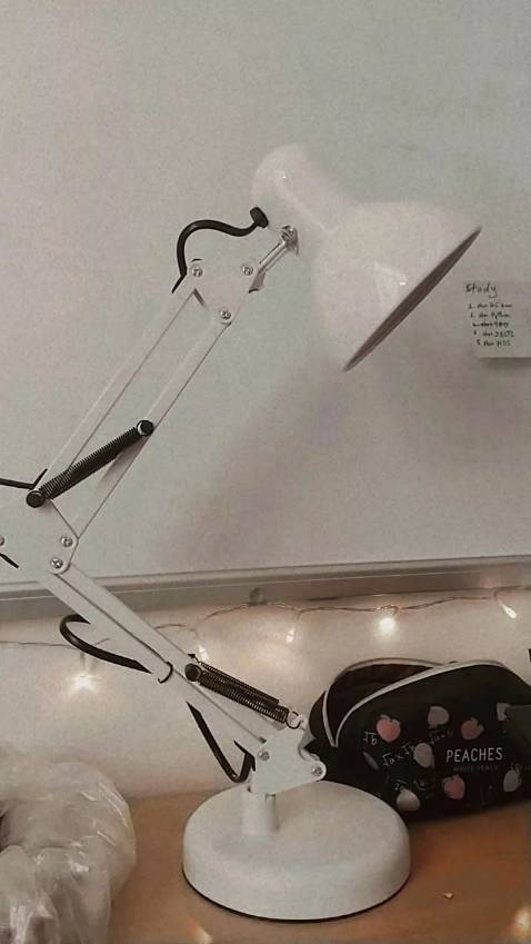 Chắc chắn . Mình mua được tặng kèm bóng đèn nhưng mình muốn dùng bóng đèn trắng , shop giao cho mình bóng đèn vàng . Nhưng không sao vì đó chỉ là quà tặng thôi mà mình cũng không note trước với shop nữa. Ngoài ván đề đó ra thì không chê cái gì cả . Giao hàng gọn lẹ , nhân viên lịch sự , hàng cứng cáp , chắc chắn như quản cáo , giao đúng màu mình chọn . Cho 5 sao