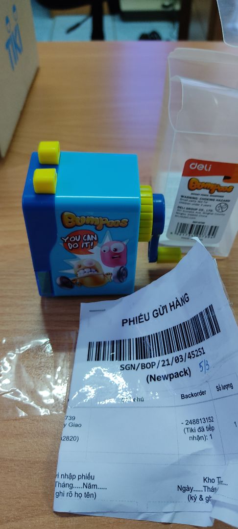 Shop giao cho đồ chuốt bút chì của học sinh (in hình hoạt hình trên đó), chứ không phải màu trơn.