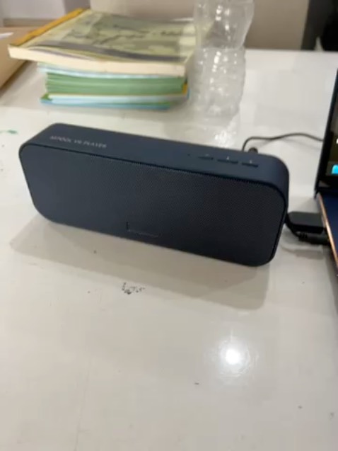 Ưu điểm: Giá rẻ, kiểu dáng rất đẹp, cầm chắc tay. Âm thanh nghe ổn.
Khuyết điểm:
+ Kết nối Bluetooth với laptop không ổn định (âm thanh bị giật). Mới sạc pin mấy tiếng xong mà khi bật nhạc đèn xanh cứ chớp chớp kiểu hết pin/hoặc kiểu kết nối chập chờn dù để loa rất gần laptop (như clip mình có quay và up kèm). Khi tắt player trên laptop thì kết nối cũng bị ngắt và khi play bài mới thì phải kết nối Bluetooth lại.
+ Kết nối qua cổng 3.5mm thì âm thanh ổn định, tuy nhiên khi bài hát play hoặc stop đều nghe tiếng "bụp" (như clip mình up kèm).
Không biết có phải do máy mình bị lỗi không? Hay mọi người cũng bị vậy nhỉ?