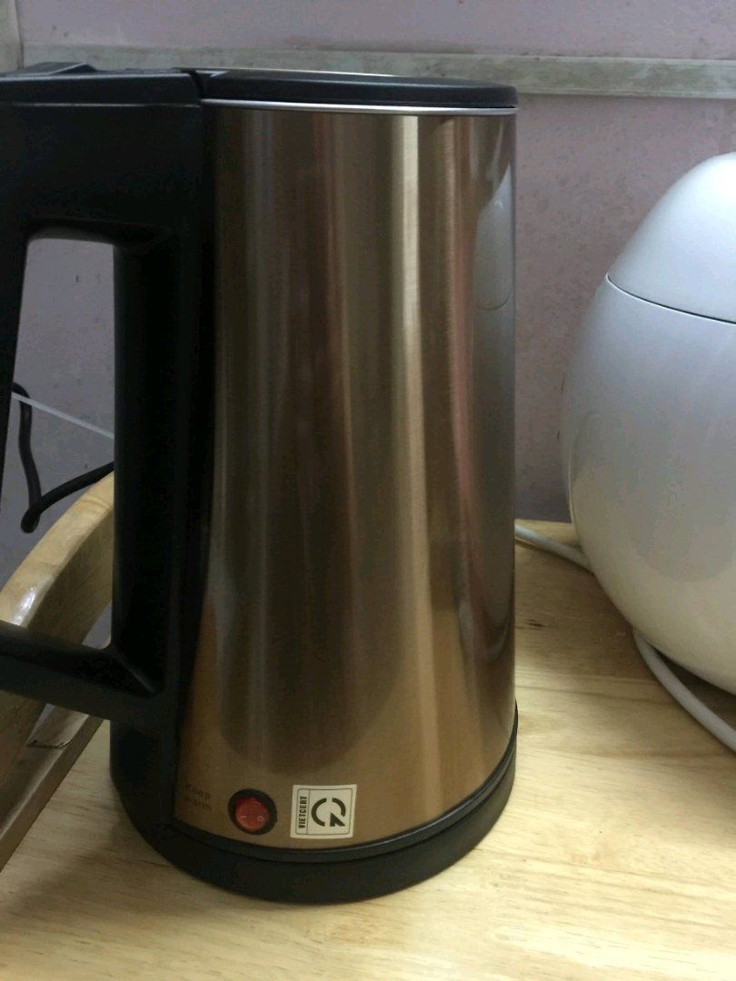 Hàng chính hãng. Đẹp. Đáng đồng tiền bát gạo. Săn đc sale nên cũng giảm thêm đc rất nhiều. Cắm nước sôi rất nhanh. Ko như loại rẻ tiền. Đợt trc mua loại hơn trăm dùng xong đang cắm nước tự nhiên nổ luôn. May ko vào trẻ nhỏ vs vào người. nói chung hàng chất lượng cho 10đ