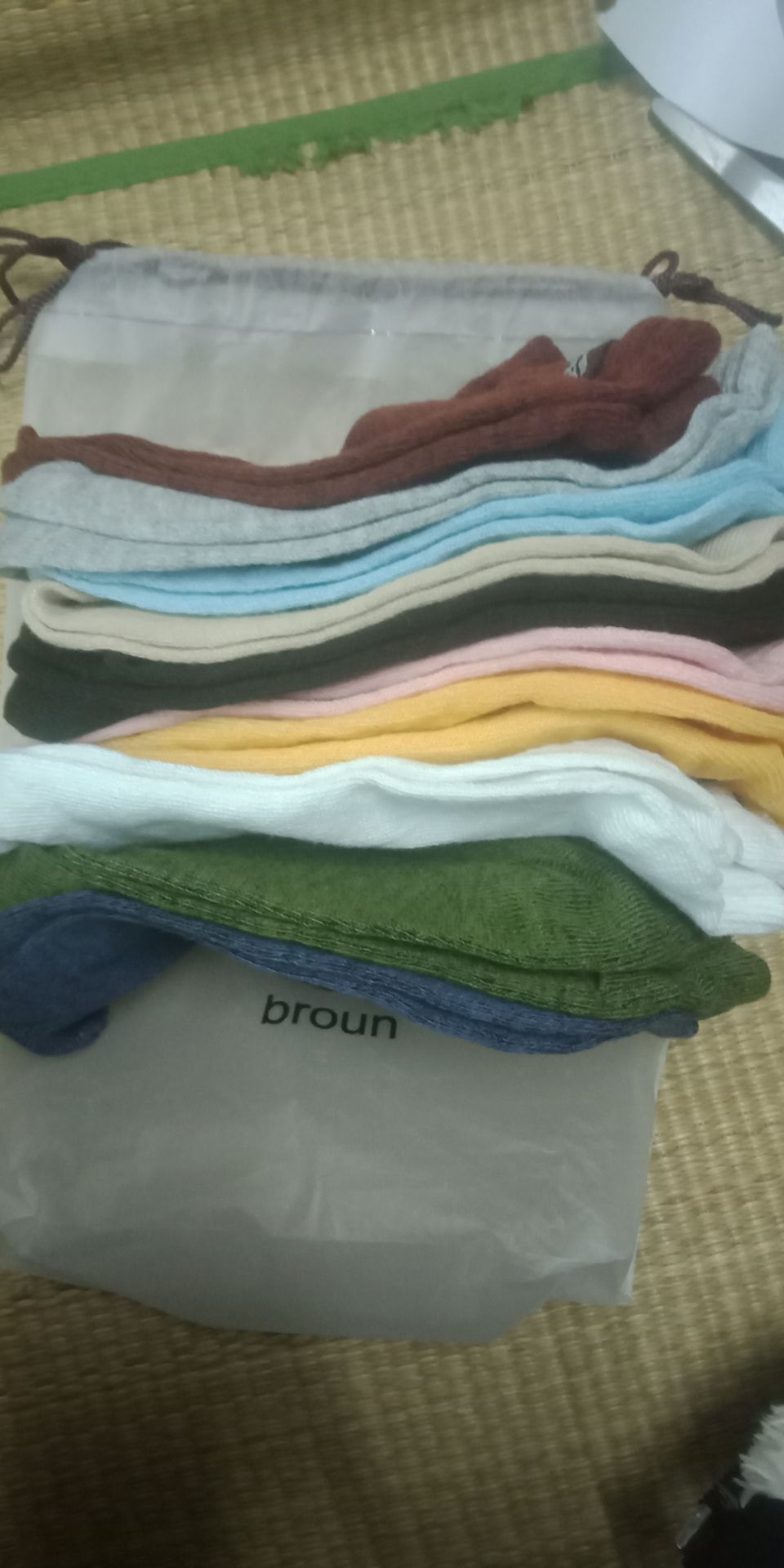 tất khá mỏng, dùng đi mùa hè cho mát chứ đi mua đông k được. Đi tất này nhìn được chân mình luôn nhé:)). Giá oke, mua để đi giày chứ k giữ ấm được đâu nhé.