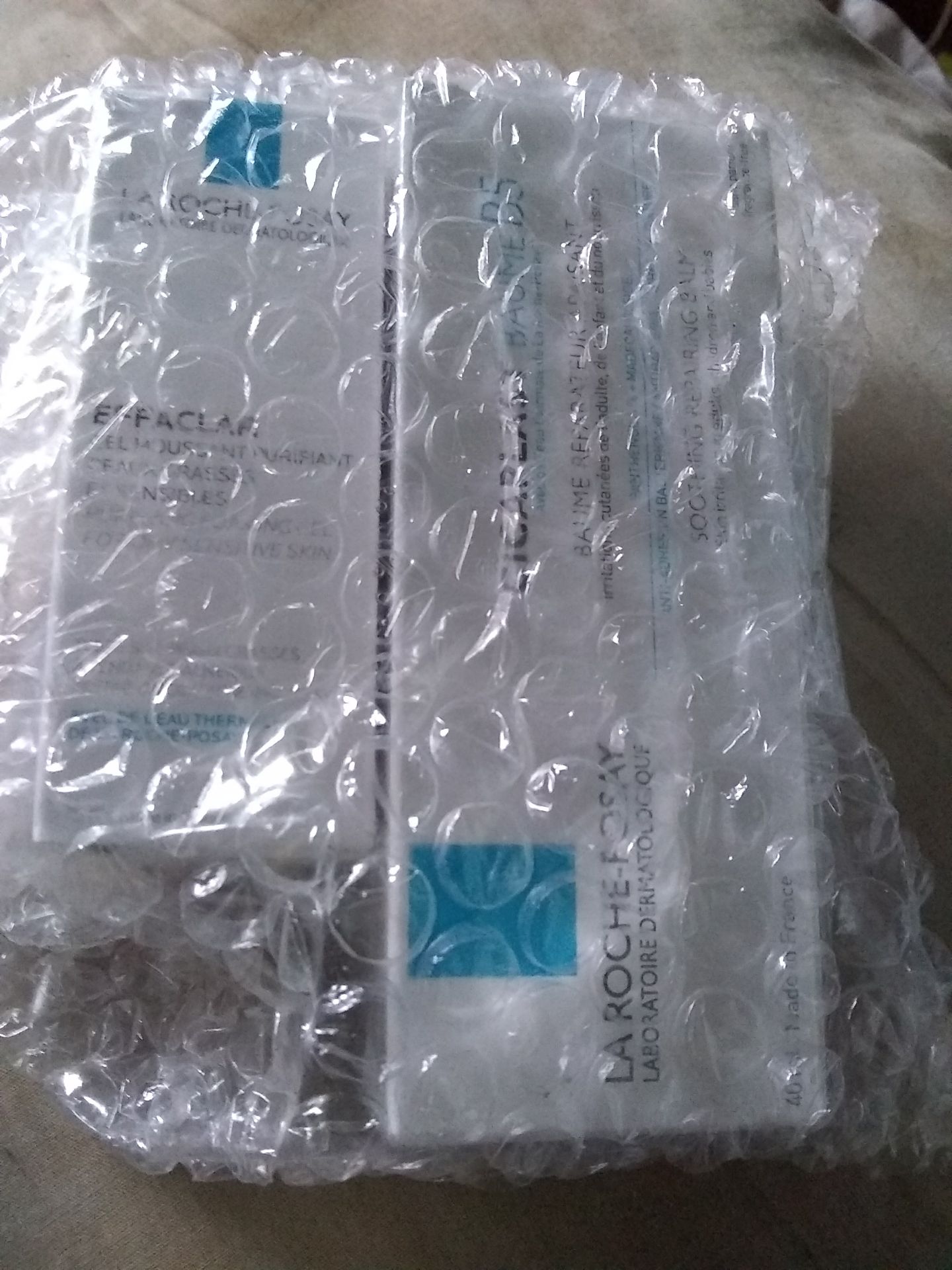 sang 6:45+ dat hang, trua 1:40 giao. Giao hang qua nhanh lun. nghe m.n review em b5 nay tot lam nen mua ve dung thu, neu ok mai mot minh mua lun size 100ml cho tiet kiem. Nhin chai 40ml nay thiet nghi mua lun chai 100ml chac ukie hon ^^