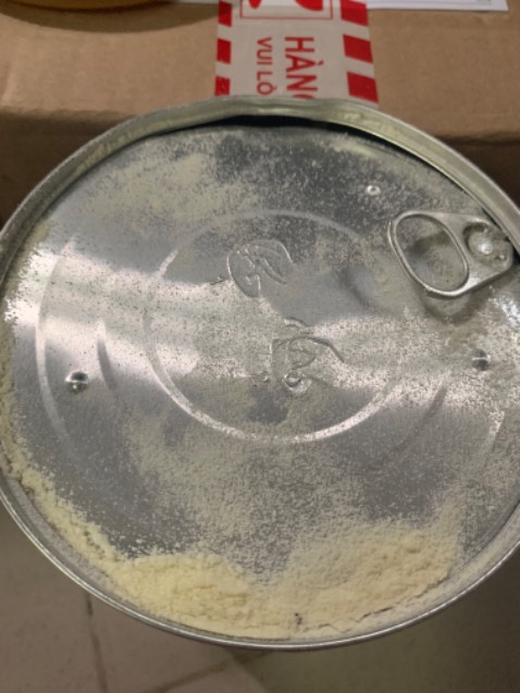 Sản phẩm bị móp méo còn lấy băng keo dán lại,còn bên trong thì đã mở niêm phong và sữa trào ra ngoài luôn.