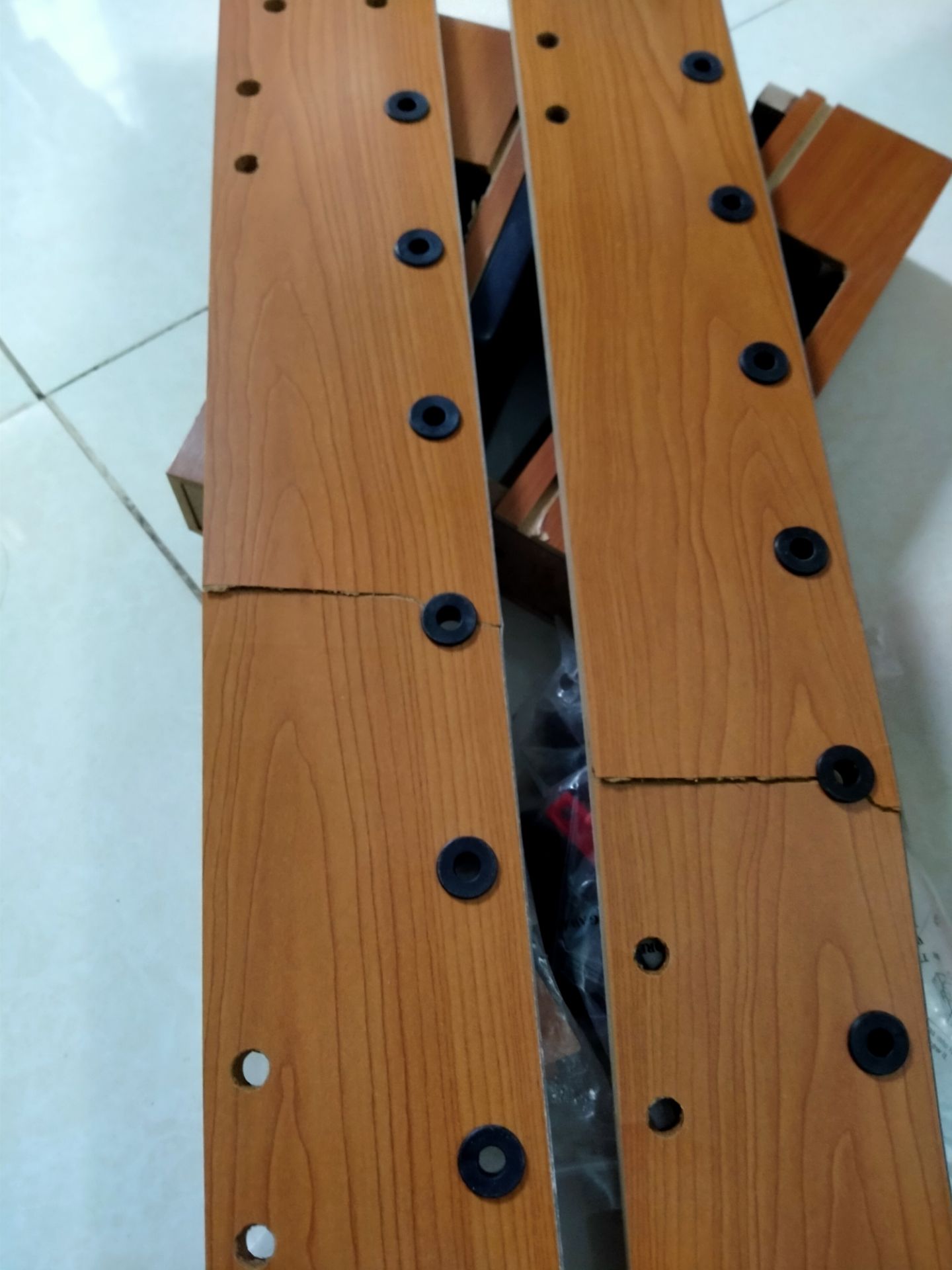 Mình vùa nhận hàng mở ra đã gãy hai miếng bên hông. Shop đổi giúp mình nhé,