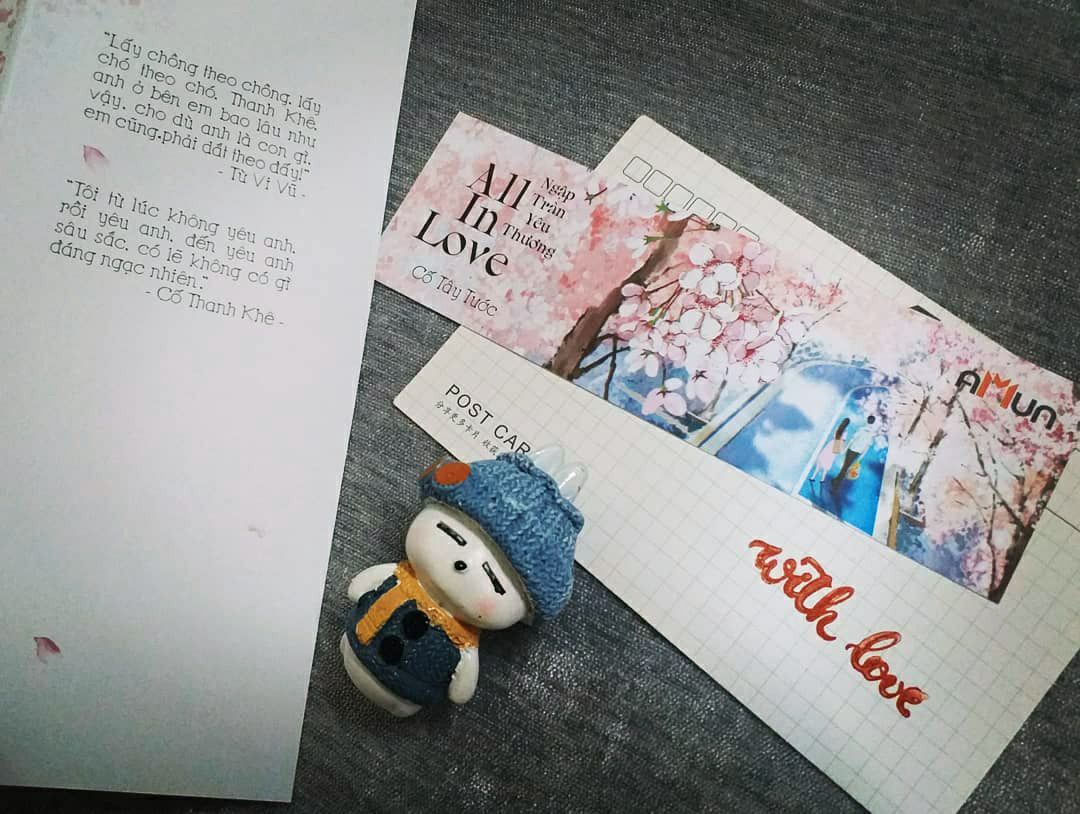 Bộ All in love này tôi đọc từ rất lâu rồi, ngọt và siêu hài luôn. Nhất là nam chính Từ Vi Vũ với độ vô sỉ và thê nô có thừa luôn đem lại nhiều tình huống cười ra nước mắt. Bản cũ xuất bản thì bìa đơn giản mà xinh, đáng yêu. Còn bản mới này thì bìa ngọt ngào, rất thơ và rất chất ngôn tình nên mình quyết định rước về. Sách không dày lắm, nhưng được thêm một lớp bìa áo rất xinh. Tha hồ vừa đọc vừa thoải mái sống ảo.