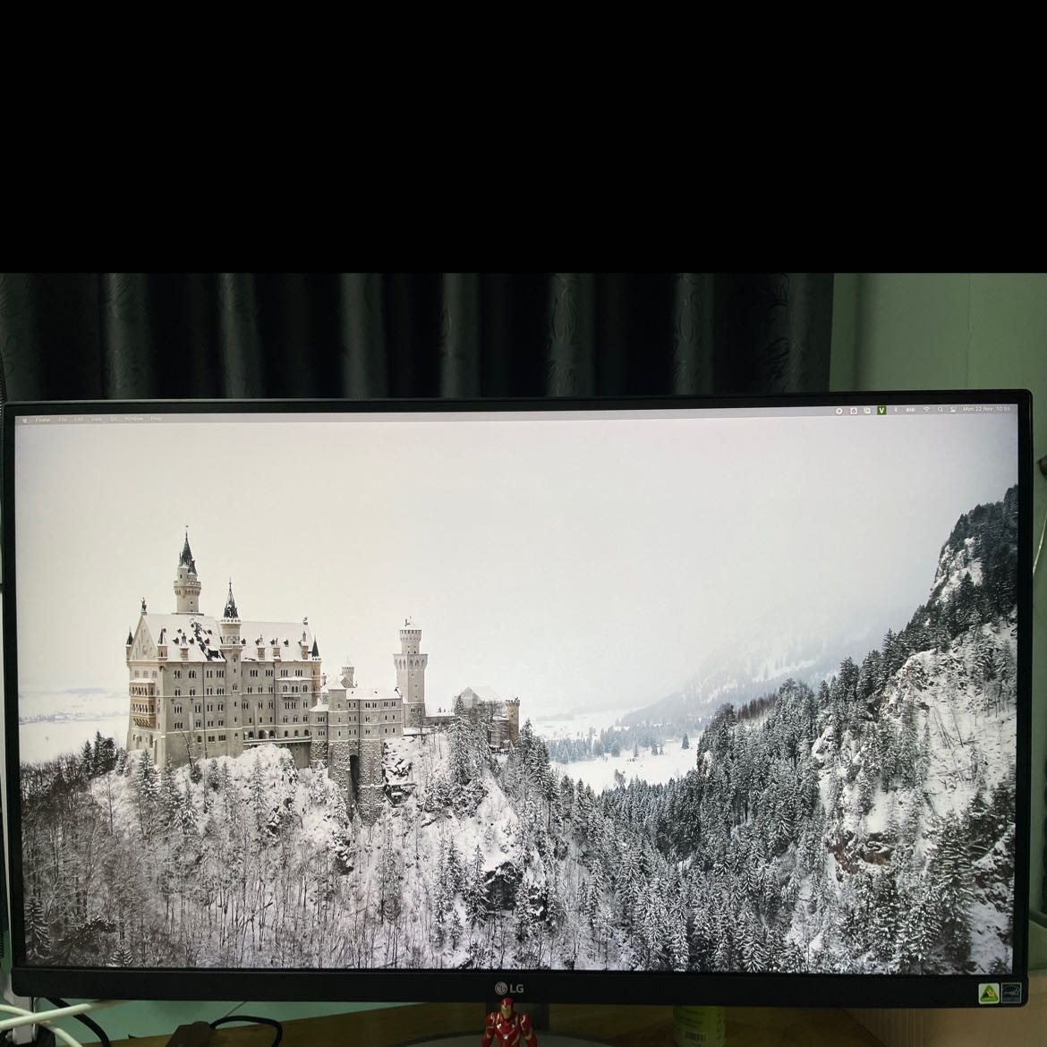 Màn hình màu rất đẹp, độ tương phản rất tốt, đồng bộ với màn hình macbook, giá cũng tốt nữa, tuy nhiên giá rẻ hơn cũng có nhược điểm như không loa, không hỗ trợ sạc, không usb c, không nâng hạ xoay ngang, tuy nhiên không phải vấn đề lớn, nếu bạn cần màn hình 4k IPS đẹp rẻ tốt thì màn hình này rất xứng đáng. Độ phản hồi hơi chậm chút nhé