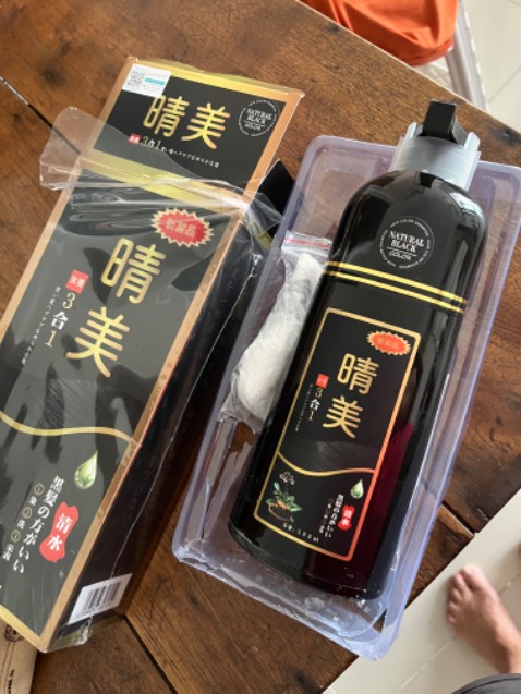 Thuốc bị xì dưới đáy bình, rất là lo lắng về chất lượng. Tay chạm vào dung dịch bị xì (giống keo) chỉ một tí sau da bị ngứa châm chích