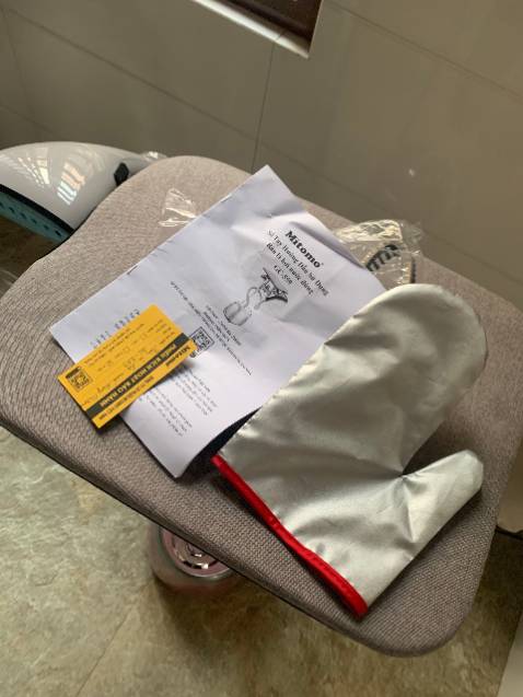 Dùng 3 ngày r mình mới đánh giá, hơi phụt lên 1 đống luôn, nước nhanh sôi, là mượt, phẳng, giá cả oke .. sử dụng siêu dễ luôn chỉ cần vặn 1 nấc cùng chiều kim đồng hồ là oke nha các mẹ. có sách hướng dẫn và phiếu bảo hành đầy đủ. sp này bảo hành 3 năm nhé yên tâm 100% luôn