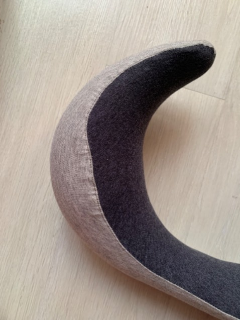 Chỉ khá ổn thôi. Vỏ gối tốt, ruột gối có áo gối riêng, nam châm may vào áo gối, foam tốt. Ngoại hình đẹp.
Điểm trừ: không bao chặt cổ, sục sịt, do nam châm 3 nấc, phần gối sau rất mỏng không ngon, sử dụng thực tế không tốt bằng gối chữ U màu xám của shop. Hãy mua gối chữ U màu của shop.