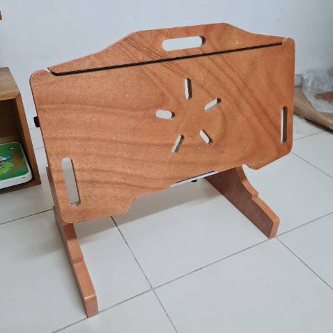 Làm bằng gỗ ép, khung đủ chắc để sử dụng. Thiết kế sáng tạo. Giao hàng nhanh, hơi uổng bị thiếu mất miếng kim loại chặn điện thoại, nhưng ko ảnh hưởng lắm.