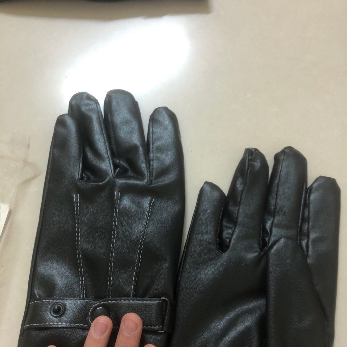 Chất đẹp, dày dặn, đường may chắc chắn. Hàng đẹp, thấy chất lượng. Trên cả mong đợi. Mong dùng dc lâu