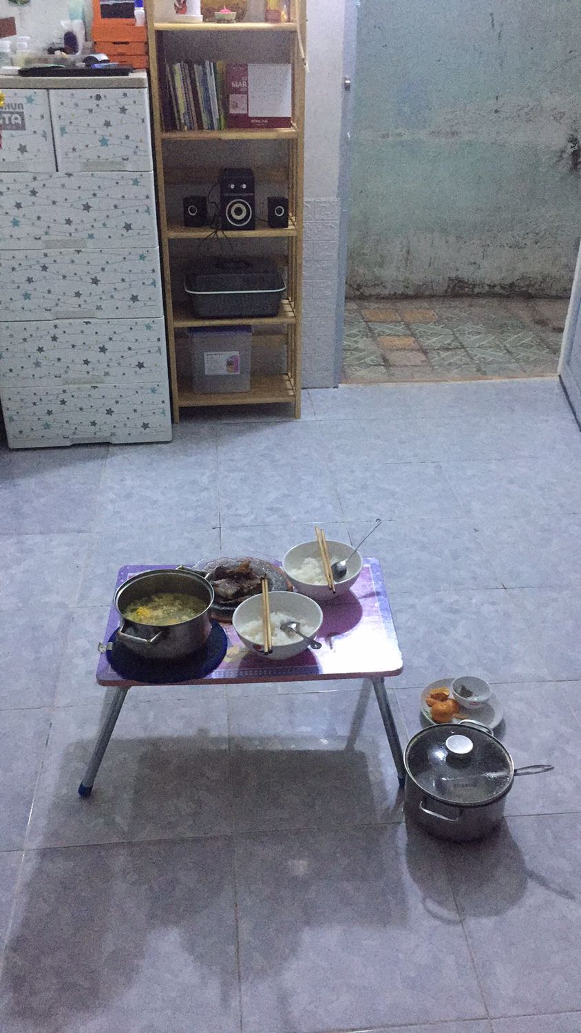 Sản phẩm tốt như hình nhưng nếu có ai chế thêm cho lõi ruột ống muốt mốt thanh sắt nhỏ dài chì cho nặng xuống thì sẽ sát đất hơn vì lâu ngày muốt nó nhẹ cửa hỏng hơi nhiều sẽ bị giật lên tí và ko còn sát đất nữa. Mình tự chế lại để sử dụng tốt hơn và bền hơn bằng cách dùng băng keo cố định lại thì sẽ hạn chế xúc keo và bị giật lên... sản phẩm giá tốt đúng như hình .... ok lắm