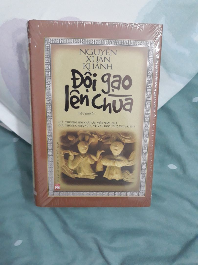 1 trong bộ ba tác phẩm của bác Khánh nên mua, rất hay, đọc mà thích mà mê, mà hiểu rất rất nhiều về lịch sử về con người của dân tôc ta.