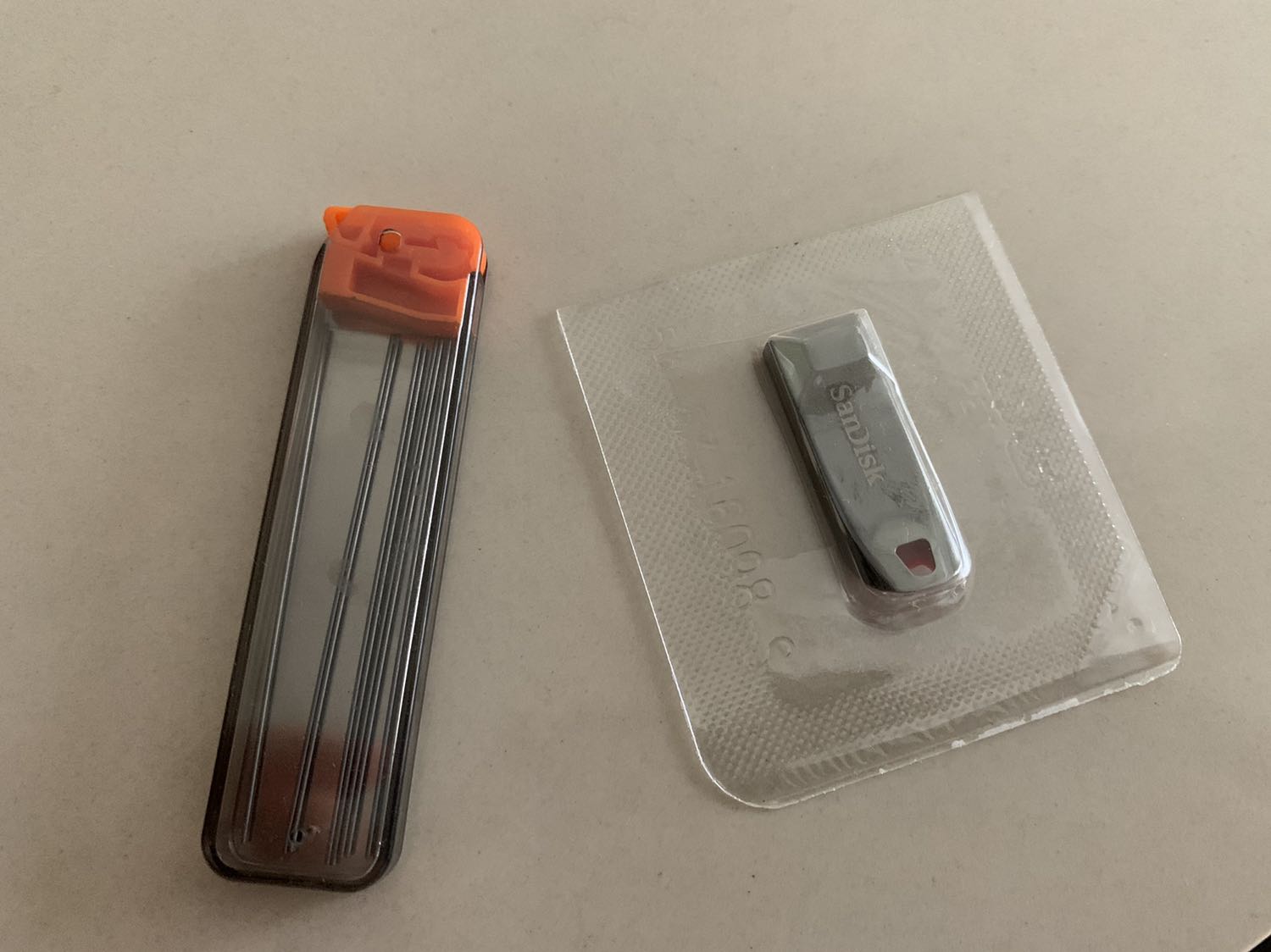 Đóng gói kĩ
Giao nhanh
Có tem bảo hành 
Usb đẹp nhìn như trang sức ?