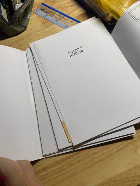 Mình vừa nhận sách nhưng khi mở sách ra các trang giấy bị bung ra vì không có keo