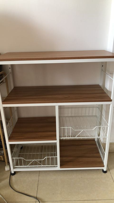 Kệ chắc chắn và để đồ lên gọn gàng. Tuy nhiên shop nên làm tờ hướng dẫn để lắp dễ hơn, cái đoạn lắp rổ thì bạn k nên cắt dây shop buộc sẵn ra. Nhớ cho rổ lên rồi lại lắp thanh ở giữa, không là bạn tháo ra lắp vô tận mấy lần. Kệ để vừa lò nướng, có 1 chút là hơi dễ lóc phần sơn trắng. Còn lại mình thấy ok. Khi bạn lắp đúng để cân các thanh lắp thì cái vít đặt vào dùng tay cũng vặn được, rồi dùng cây vặn lại để chắc chắn hơn.