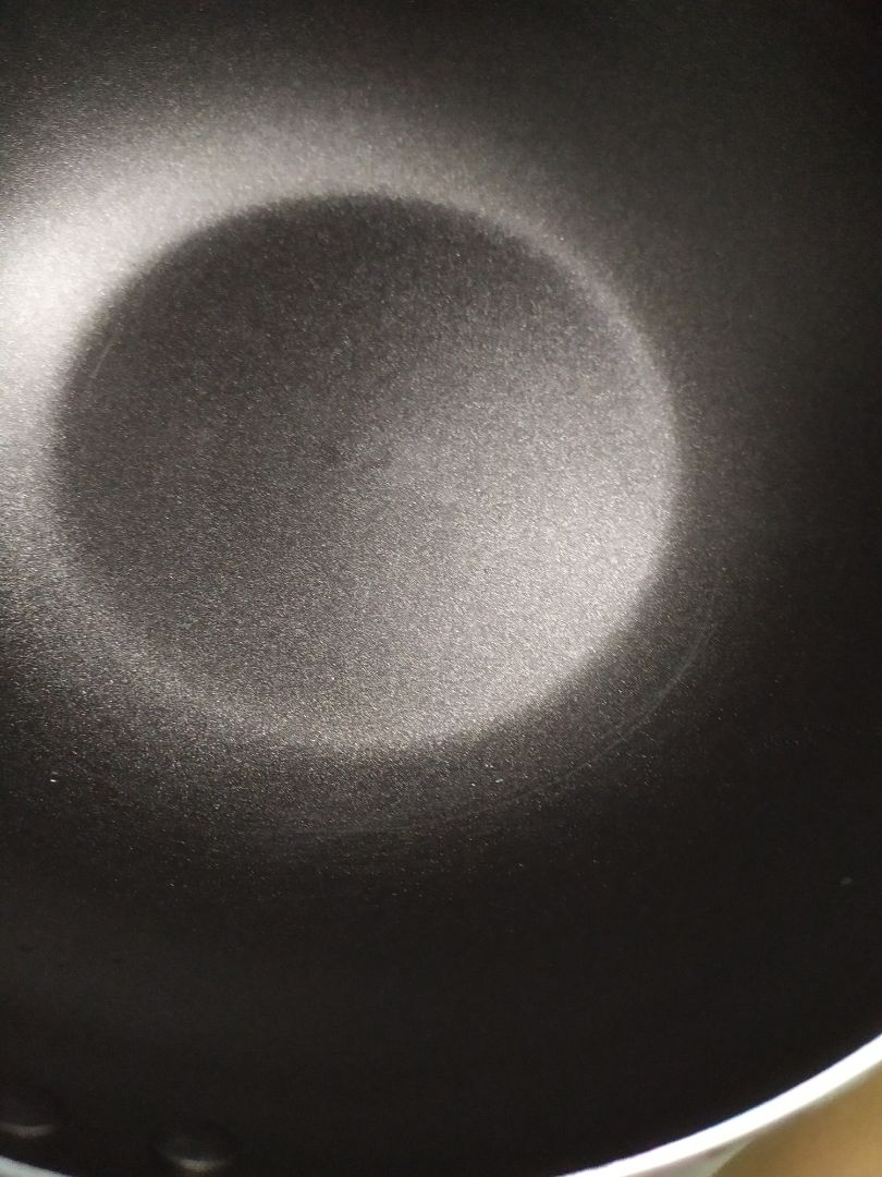 Đóng gói không cẩn thận, chảo bị móp. Vừa mới mua chưa dùng gì mà lòng chảo đã bị xước hết cả như thế này (ảnh chụp không rõ hết được vết xước). Mẹ mình già vốn không thích mua hàng onl vì sợ ko đảm bảo, nên giờ đem chảo ntn về bị mẹ la cho một trận. Tiki tính thế nào đây ạ?