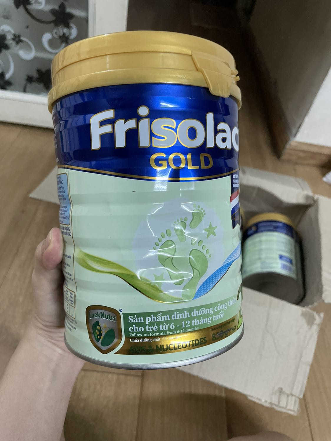 Hộp sữa thì móp méo, khằn của nắp nhựa cũg k có *** nào có, thùng ngoài thì vừa rách vừa móp, gọi tiki để thu hồi thì ì à ì ạch, 3-4 ngày rồi chưa thấy tới, mua hàng của các shop thì sợ k uy tín, đằng này mua của tiki trading cũng chẳng  khá hơn, thật là mất hết uy tín và lòng tin của khách hàng!