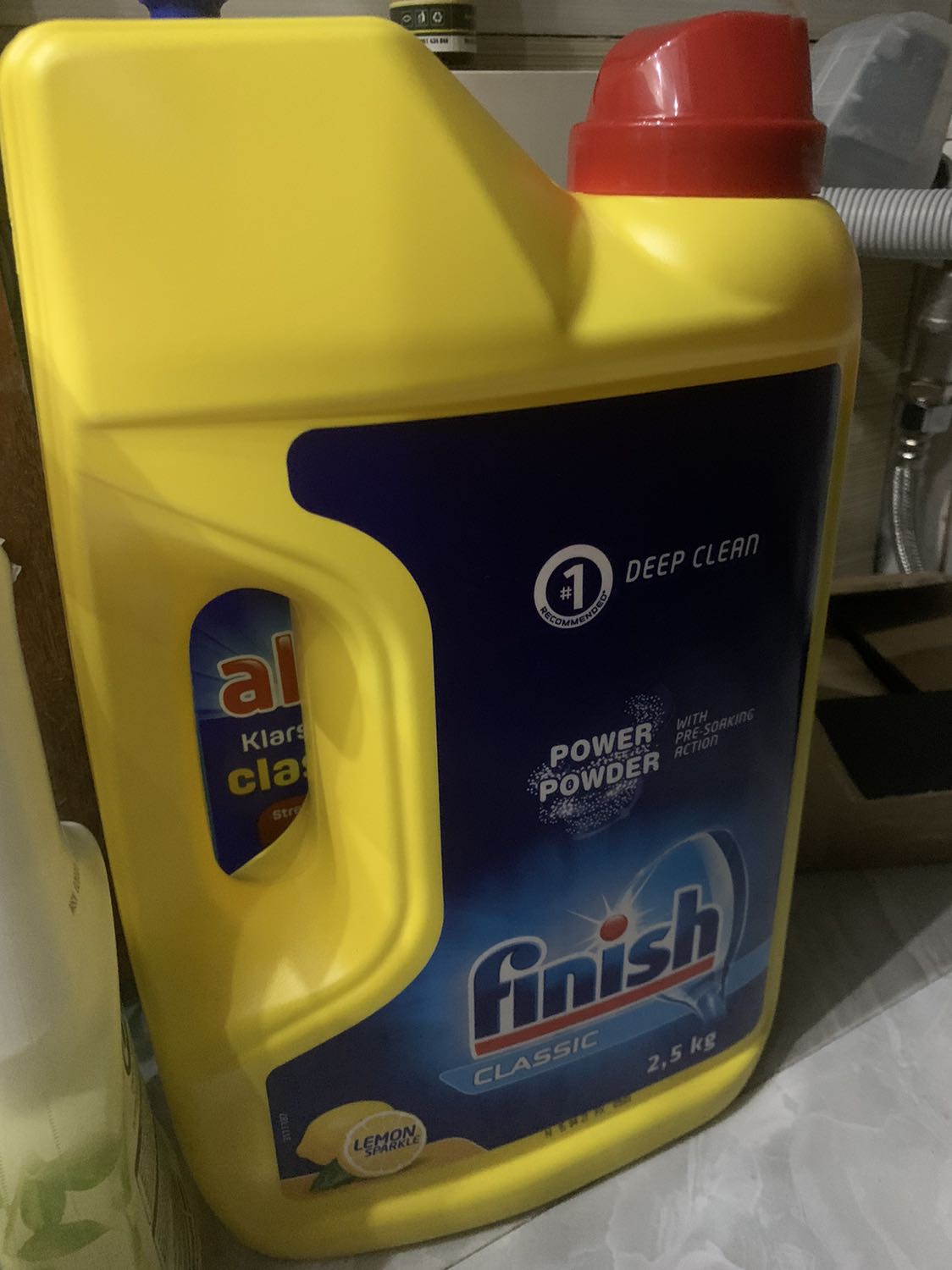 Mình chiết ra lọ bé cho dễ lấy, nay lần đầu tiên dùng bột, hình như mình cho hơi nhiều nên cốc hơi nhớt và có vệt trắng nhẹ, bt mình dùng viên all in one max, mỗi lần dùng từ 1/4 -1/3 viên sạch bóc. Giao hàng nhanh và giá ok