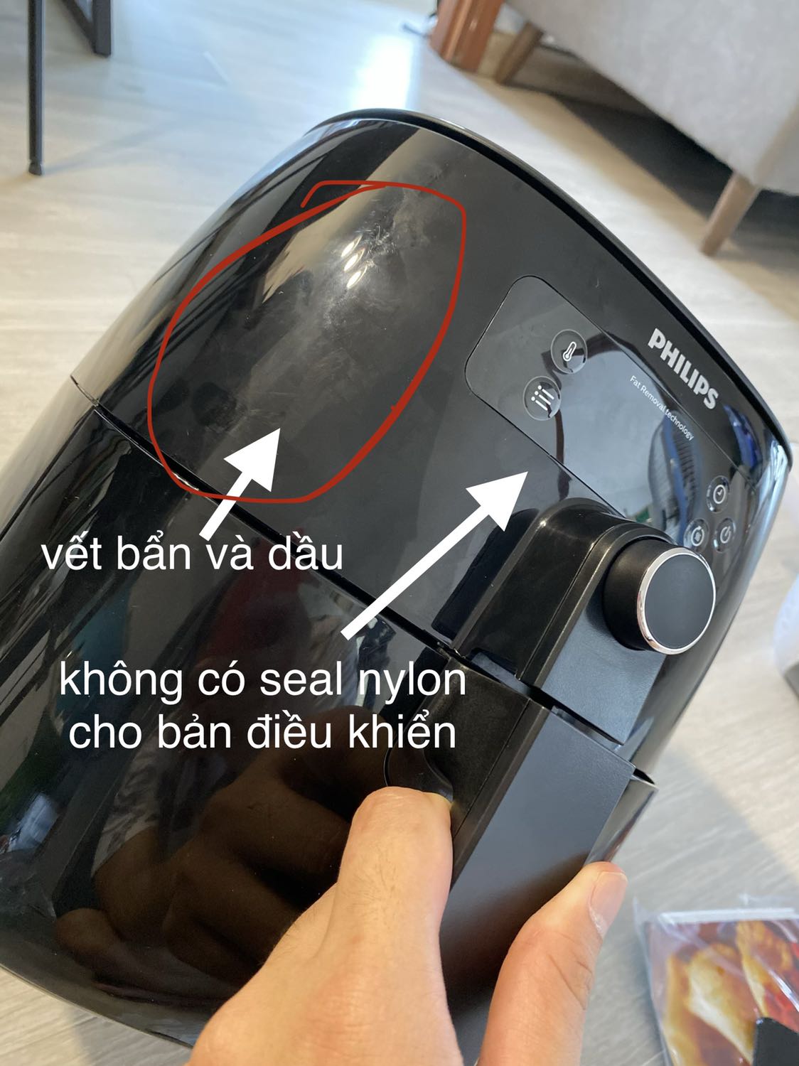 Đóng gói cẩn thận, tuy nhiên lúc mở ra mình hơi bị shock!!! 

Lần đầu tiên nhận hàng từ tiki mà mở ra y chang như đồ xài rồi hay hàng trưng bày vậy:

- Vỏ máy toàn dầu và mồ hôi và đầy dấu vân tay. Mình không biết như vầy có lây các bệnh da liễu và vi khuẩn virus không nữa, đặc biệt là trong mùa mưa này.
- Chỗ dán keo mình thấy có vài sợi lông thú dính vô???!!!
- Và quan trọng nhất là cái khay chiên cứng và gắt cực kì rất khó để kéo ra, mình thậm chí không dám kéo ra luôn vì sợ gãy.

Mình sẽ yêu cầu hoàn tiền lại, thất vọng cực kì :(