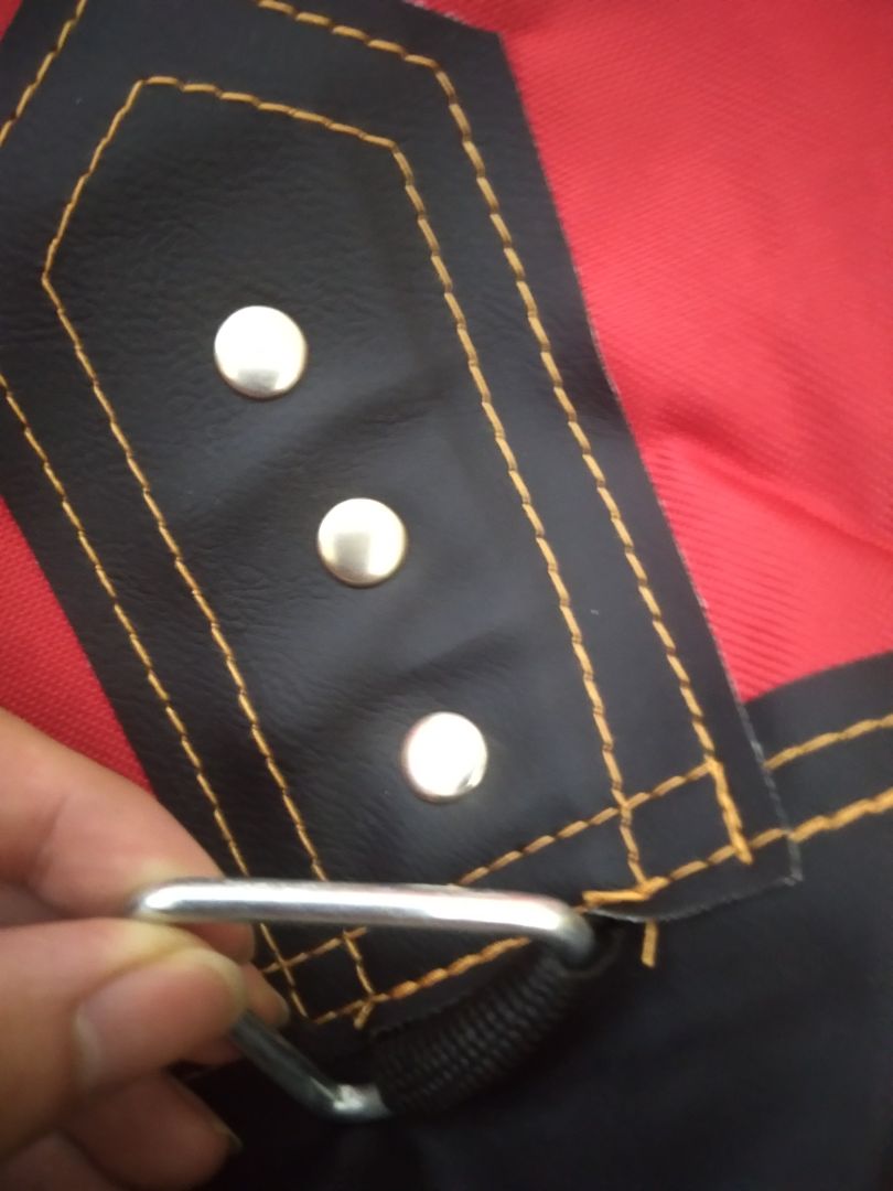 siêu to siêu dày, shop tặng đầy đủ phụ kiên, to lắm anh em, xích với các mối nối bằng kim loại chắc chắn cực kỳ
vải 3 4 lớp gì đấy, sờ thì ở giữa là lớp mút chống va đập mạnh
cái này mua về đấm tại nhà khá ổn áp, giá khá mềm khi cùng mua của brand này ở cửa hàng trên phố