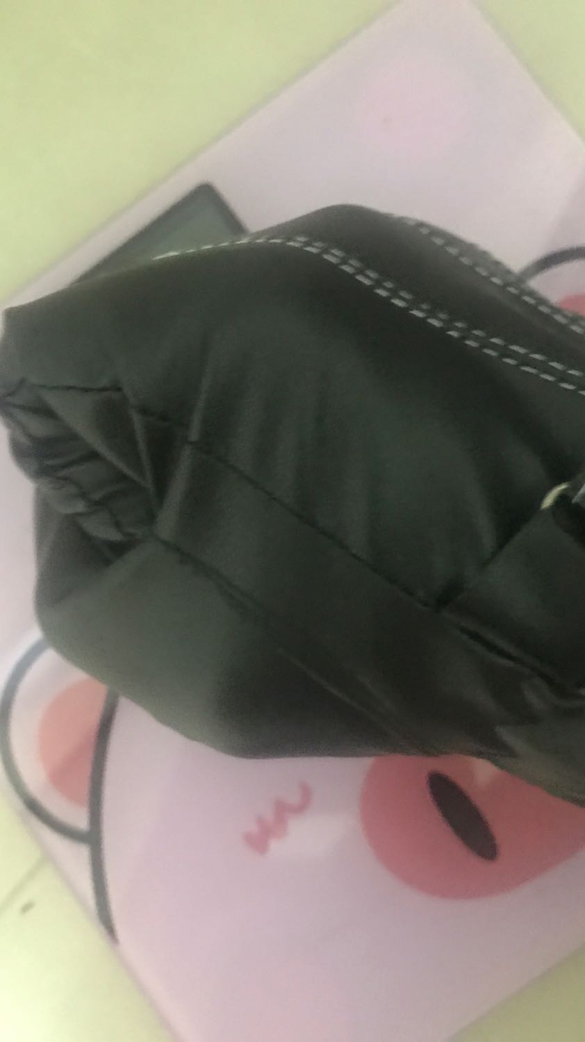 Găng tay da mềm mại, lớp lót lông đeo vào rất ấm và êm tay nữa, không có cảm giác thôi bởi da. Đeo rất mềm mại và dễ chịu. Cảm ứng điện thoại ngon lành. Nói chung so với tầm giá thì đánh giá 5 sao ủng hộ shop luôn.