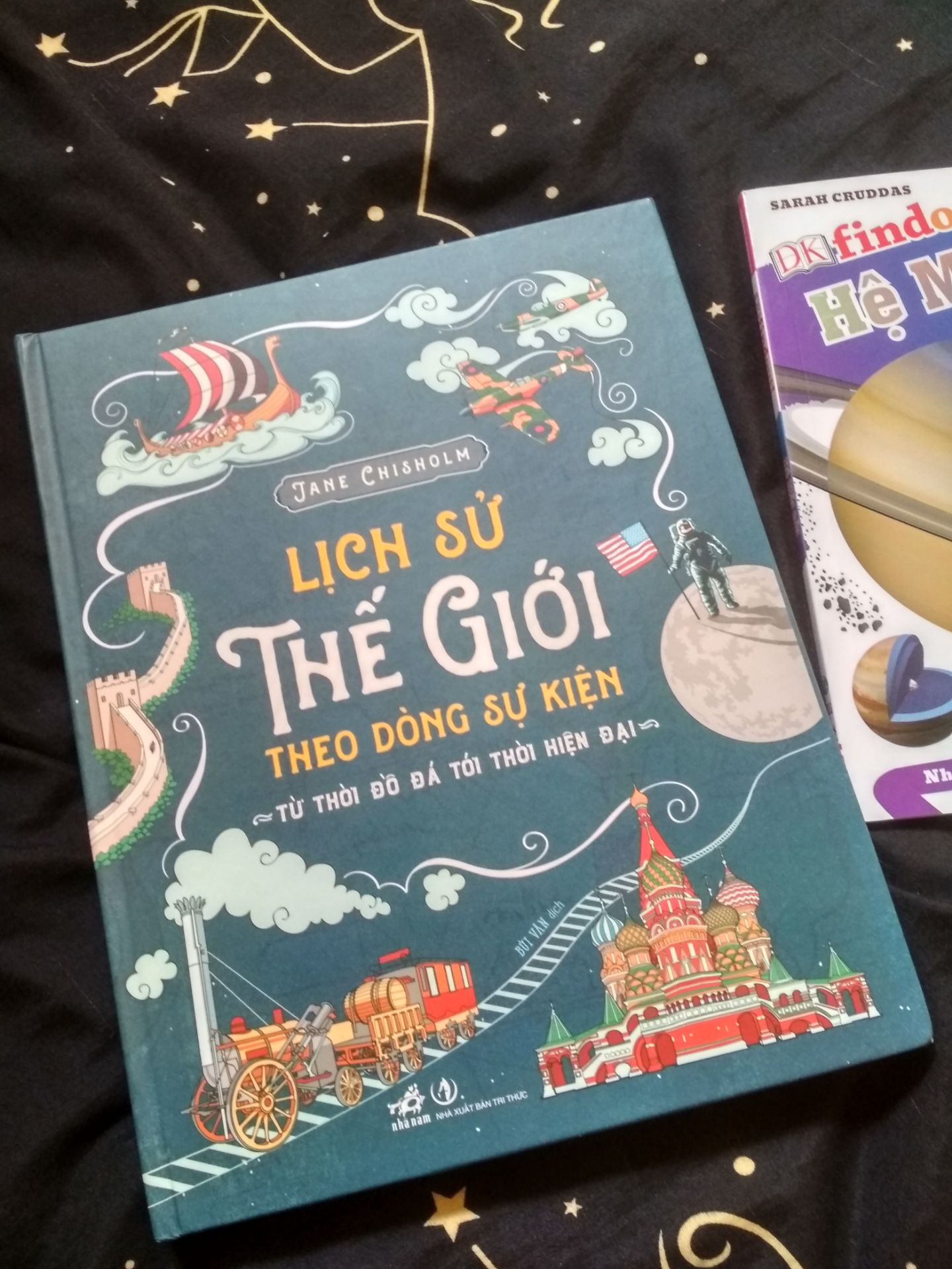 Sách khổ to, in màu, bìa cứng. Được trình bày theo từng mốc thời gian và từng khu vực địa lý. Rất dễ hình dung được bức tranh lịch sử khái quát.
Giá sách Nhã Nam sale còn 101k là tối đa rồi, áp thêm mã giảm tiki nữa chỉ còn tầm 80k cho cuốn sách quá chất lượng