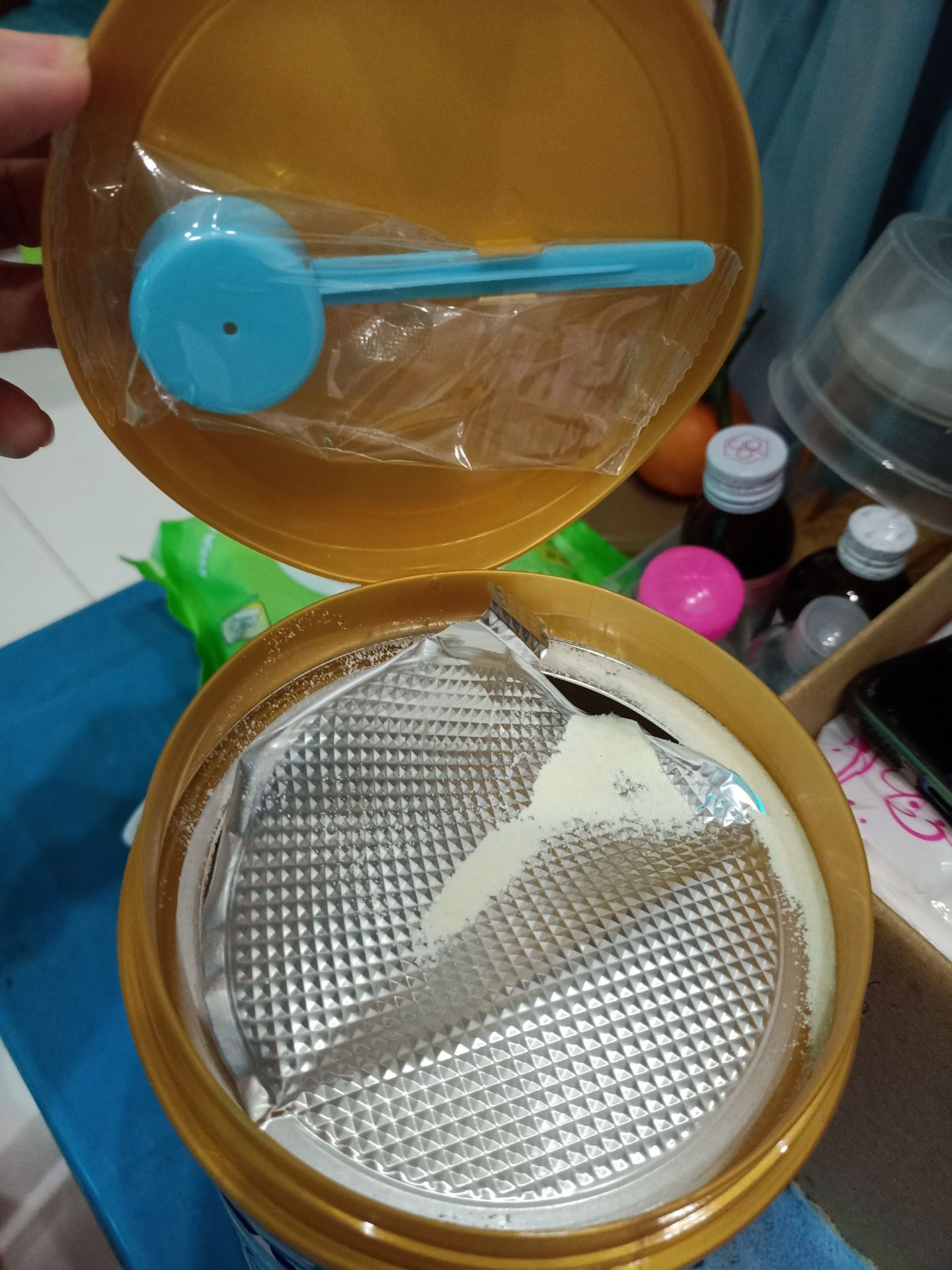 Hộp sữa mới nhưngvsao khui ra bên trong bị như thế này, pha uống thấy bình thường nên chắc lỗi của nhà sản xuất Hộp sữa mới nhưngvsao khui ra bên trong bị như thế này, pha uống thấy bình thường nên chắc lỗi của nhà sản xuất