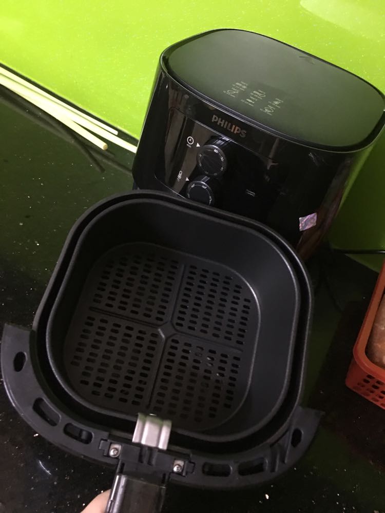 Tiki giao hàng nhanh, cả thời gian đặt và giao chỉ 3 ngày (mình ở tỉnh). Dù dịch bệnh nhưng vẫn giao nhanh, sớm hơn dự kiến. Cảm ơn Tiki.
Mình có đôi lời nhận xét về NCKD Phillips HD9200/90:
- Nồi chiên đẹp, màu đen, nhìn sang trọng và gọn gàng.
- Nồi hoạt động không ồn, thức ăn chín mềm và ngon (tuy nhiên vẫn phải lật thức ăn nhé)
- Nồi 4,1L. Giỏ chiên khoảng 2L. (Với lượng thực phẩm 7-800g). Phù hợp với gia đình nhỏ, với nhu cầu sử dụng của mình nên cực kỳ hài lòng.
- Mình mua sale với giá 1.949k Free ship. Với mức giá này chọn hãng khác sẽ được size to hơn, song mình vẫn chọn Phillips vì tin tưởng đồ gia dụng của hãng. 
- Bảo hành sản phẩm qua mã QR code (có 1 tờ giấy bảo hành sẵn trong hộp sản phẩm, chưa điền thông tin).
- Hướng dẫn sử dụng có rất ít tiếng việt, nên phải tự mày mò tự set nhiệt. Lần đầu làm nên còn nhiều bỡ ngỡ. Sau mình điều chỉnh nên thức ăn đã ngon hơn. Tóm lại, gia đình ít người thì nên dùng mọi người nhé. Rất đáng trải nghiệm.