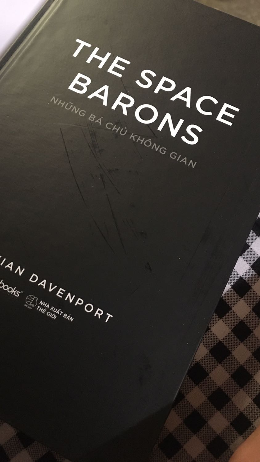 Sách to,nội dung hay chi tiết. Có điều nhìn có vẻ cũ, không có bookcare,sách bị trầy.