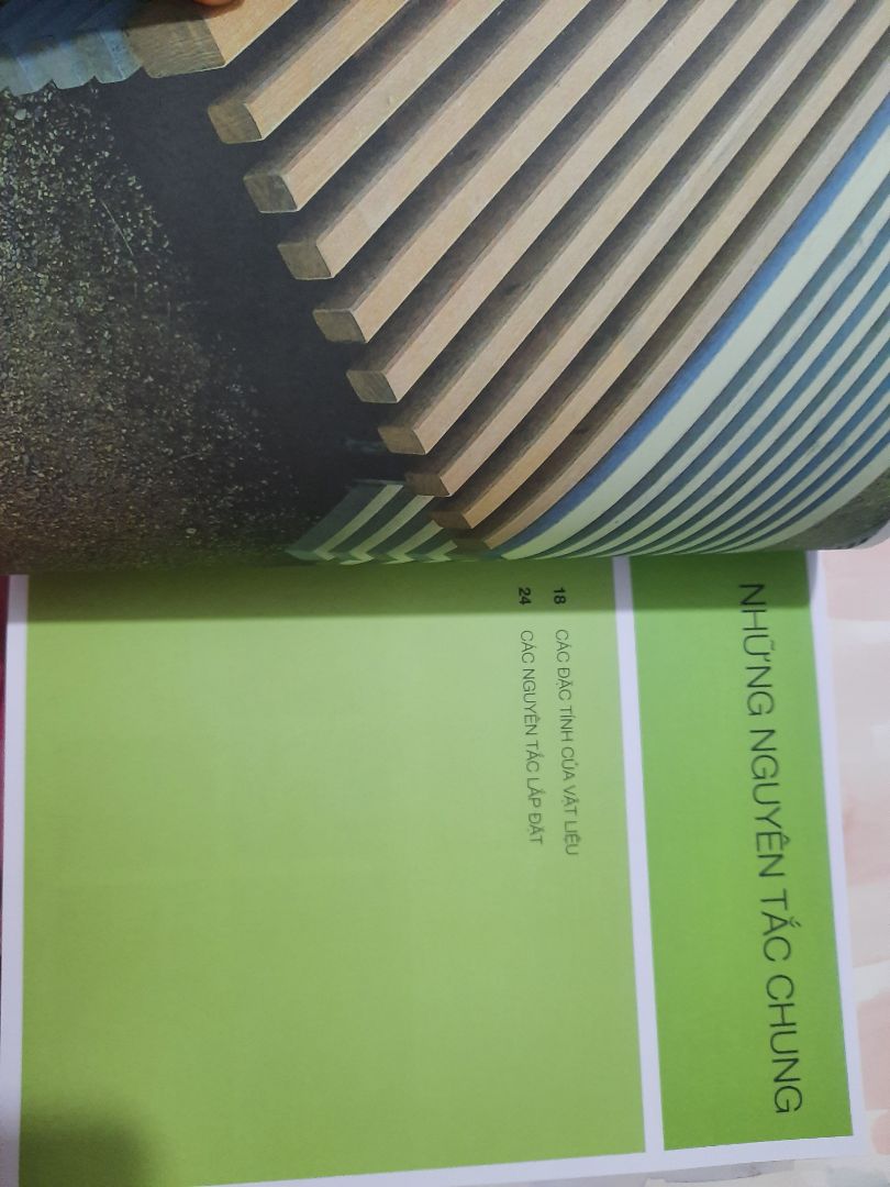 Sách vô cùng chất lượng từ nội dung tới hình thức luôn nha! Nội dung thì hay khỏi bàn rk, màu sắc in ấn trong cuốn này rất đẹp luôn, đặc biệt là ko có bị dính trang gì hết! Mua sách ở tiki là yên tâm nhất ^^