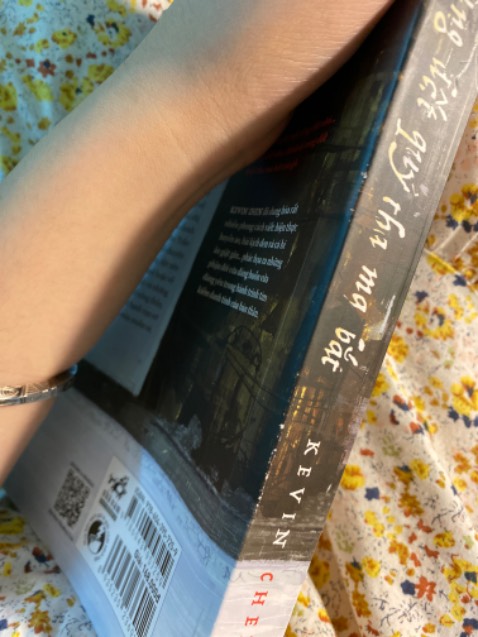 Nội dung sách hay, đọc rất cuốn và buồn, để lại cho m nhiều cảm xúc đan xen lẫn lộn.
Hình thức sách thì có nhiều lỗi, như này mình cũng k biết do bên phát hành hay do người vận chuyển nữa, sách được bọc 1 lớp túi màng bọc nilon và 1 tấm giảm sóc bìa carton