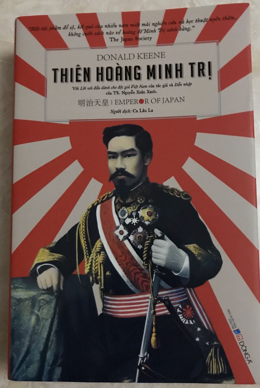 Nội dung sách hay nhưng lại là một trong số ít quyển của Đông A biên tập mình không thích, giấy khá mỏng, hiện chữ trang sau với phần chú thích ghi cuối mỗi chương rất bất tiện cứ phải lật qua lật lại xem, vậy nên cho 4 sao thôi