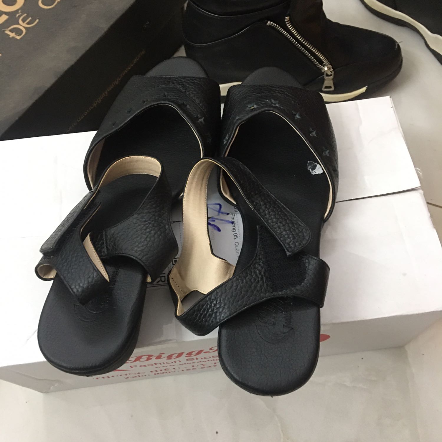 Sản phảm đẹp, bền chắc. Theo đúng là gíiao 31/5 nhưng hôm nay shop giao roii. Tuyệt vời quá, Mẹ mình mong hôm nay có giày nè. Cám ơn Shop rất rất nhiều. Cho 100 sao luôn nè. Hàng đẹo? Moi nguoi ủng hộ shop nha