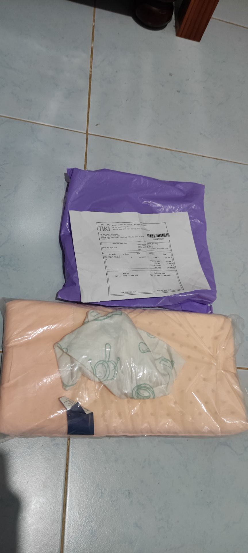 Đóng gói quá sơ sài, dù là cao su không sợ va đập nhưng ít ra nên có hộp, xứng với giá tiền và thương hiệu sản phẩm chứ. Chất liệu cao su thấy không mấy phù hợp với giá tiền.