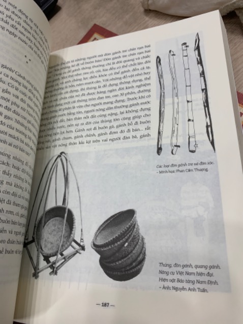 Sách đẹp, giấy rất mịn và mềm kiểu chất giấy này nó khác so với những sách khác thì phải, có seal nilon dán kín nên sách k trầy xước gì, giao hàng nhanh lắm lun