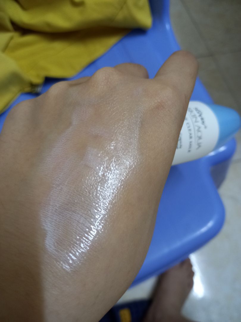 sữa chống nắng dùng êm lắm, thấm nhanh, không để lại vệt trắng đâu, sờ mịn mịn thích lắm. mình dùng 1 buổi mà thấy mặt vẫn khá khô ý, không bị bóng dầu. cơ mà ko biết chống nắng thế nào=(( điểm cộng nữa là anh shipper cực cute luôn:))))))))