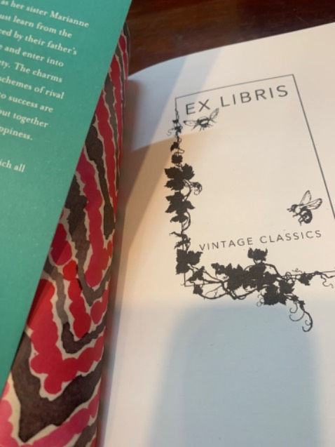 Sách bọc kĩ. Bìa rất vintage. Cầm như 1 cuốn sổ tay, ko sợ lỗi thời. Giấy nhẹ, chữ dễ đọc. Tiếc là ko đủ bộ. Giao rất nhanh, mình đặt trưa mà tối đã giao rồi ko cần đợi mấy ngày.