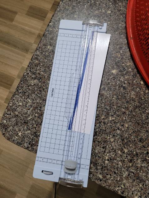 Cắt ngọt, chính xác, lưỡi cắt có vẻ mau cùn nên đường cắt có lúc bị xù