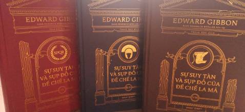 Tình trạng sách: 4/5
Sách to, bìa da, tiêu đề ánh kim rất đẹp. Tuy nhiên, có thể là do tồn kho lâu quá nên có đôi chút bong tróc do bị dính với bìa giấy ở ngoài.
Giấy: 4/5
Cỡ chữ vừa, khổ rộng, giấy đẹp và mìn, đọc không mỏi mắt. Tuy nhiên thỉnh thoảng sách lại hiện lỗi chính tả rất khó chịu. Nhà xuất bản cần nhanh chóng xem và sửa lại.
Nội dung: 5/5
Văn phong đơn giản, dễ hiểu và giàu cảm hứng, không khô khan. Tuy nhiên, vì không viết theo lối hàn lâm, chú trọng vào việc sáng tỏ chi tiết trước khi bàn luận nên đôi khi có sự xuất hiện các tên tuổi mà có thể đọc giả chưa biết trước. Vì vậy người đọc có thể kết hợp đọc sách và tự tìm hiểu (dù sao thì đây cũng là 1 chủ đề khổng lồ).