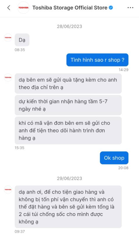 Lời đầu tiên tôi muốn CẢNH BÁO tới những ai có ý định mua hàng của shop này là HÃY CẨN THẬN, bởi shop này làm ăn RẤT THIẾU TRÁCH NHIỆM. 
Về trường hợp của tôi,  khi tôi mua hàng của shop thì shop bảo chắc chắn có quà tặng kèm là túi chống sốc, tuy nhiên khi tôi nhận hàng thì lại không thấy có. Sau đó tôi nhắn tin cho shop thì ban đầu shop bảo sẽ gửi quà tặng cho, tuy nhiên không lâu sau thì lại shop lại nhắn tin GẠ GẪM mua thêm cái ổ cứng nữa rồi sẽ gửi kèm 2 cái túi chống sốc luôn một thể. Với lời gạ gẫm trên thì đương nhiên là tôi không đồng ý mua thêm. Sau đó tôi có nhắn mấy tin đề nghị shop giao cho tôi cái 1 túi chống sốc bị thiếu thì shop IM RE. Tiện thể, về quy cách đóng gói hàng của shop tôi đánh giá là  SƠ SÀI, ổ cứng được đựng trong một hộp carton không có miếng xốp chống sốc nào cả.
Cái túi chống sốc đáng vài chục thôi nhưng nó quan trọng với cái ổ cứng di động. Nói như vậy bởi nó được thiết kế chuẩn size với cái ổ cứng di động của hãng, tìm một cái chuẩn size trên thị trường cũng mất thời gian. Tôi thật không ngờ một hãng lớn như TOSHIBA lại chứa chấp mấy đứa nhân viên làm ăn một cách HÈN HẠ như vậy :) Lời đầu tiên tôi muốn CẢNH BÁO tới những ai có ý định mua hàng của shop này là HÃY CẨN THẬN, bởi shop này làm ăn RẤT THIẾU TRÁCH NHIỆM. 
Về trường hợp của tôi,  khi tôi mua hàng của shop thì shop bảo chắc chắn có quà tặng kèm là túi chống sốc, tuy nhiên khi tôi nhận hàng thì lại không thấy có. Sau đó tôi nhắn tin cho shop thì ban đầu shop bảo sẽ gửi quà tặng cho, tuy nhiên không lâu sau thì lại shop lại nhắn tin GẠ GẪM mua thêm cái ổ cứng nữa rồi sẽ gửi kèm 2 cái túi chống sốc luôn một thể. Với lời gạ gẫm trên thì đương nhiên là tôi không đồng ý mua thêm. Sau đó tôi có nhắn mấy tin đề nghị shop giao cho tôi cái 1 túi chống sốc bị thiếu thì shop IM RE. Tiện thể, về quy cách đóng gói hàng của shop tôi đánh giá là  SƠ SÀI, ổ cứng được đựng trong một hộp carton không có miếng xốp chống sốc nào cả.
Cái túi chống sốc đáng vài chục thôi nhưng nó quan trọng với cái ổ cứng di động. Nói như vậy bởi nó được thiết kế chuẩn size với cái ổ cứng di động của hãng, tìm một cái chuẩn size trên thị trường cũng mất thời gian. Tôi thật không ngờ một hãng lớn như TOSHIBA lại chứa chấp mấy đứa nhân viên làm ăn một cách HÈN HẠ như vậy :)