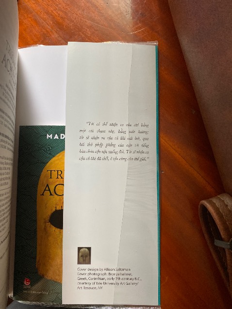 Dịch vụ bookcare tệ hại. Bao sách lỏng lẻo có thể rớt ra bất cứ lúc nào. Phần plastic làm rất cẩu thả, y như làm cho có.