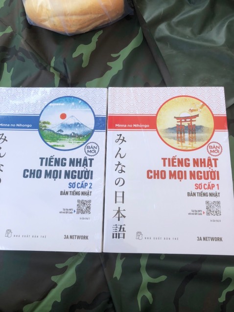 Mình mua combo tập 1 mà giao mình 1 cuốn tập 1, 1 cuốn tập 2. Râu ông này cắm cầm bà kia thì sao mình học vậy shop. Trước khi giao bên mình ko có người kiểm tra trước à