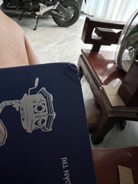 Mua hqua, hnay đã nhận được r! Giao thì nhanh nhưng mình ghét nhất là góc sách bị dún, dù là bìa cứng nhưng như kiểu bị đè hay sao áh làm 1 góc sách k còn đc nguyên vẹn nữa. Khá là khó chịu 😤