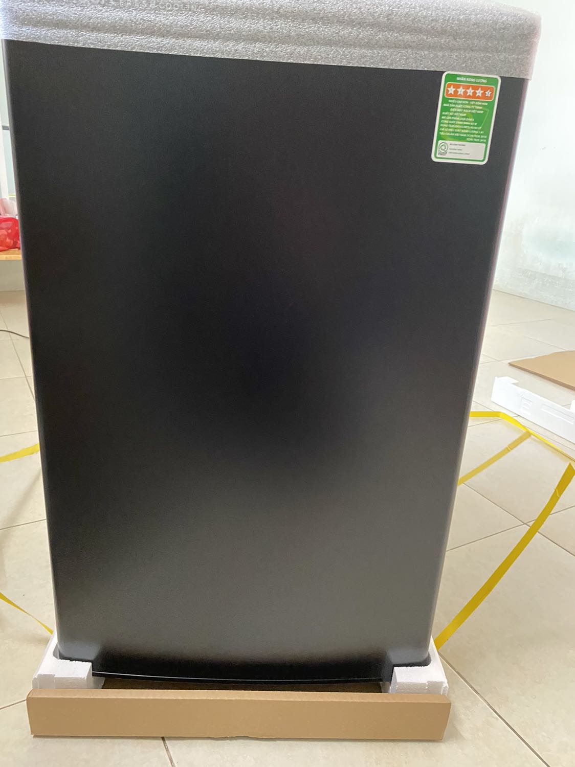 Tủ lạnh đẹp 
Mát 
Ngăn đá không lạnh cho lắm, nên đông đá hỏi kém, nhưng đóng tuyết, chỉ làm mát đc thui 
Đủ để thức ăn cho 1 người