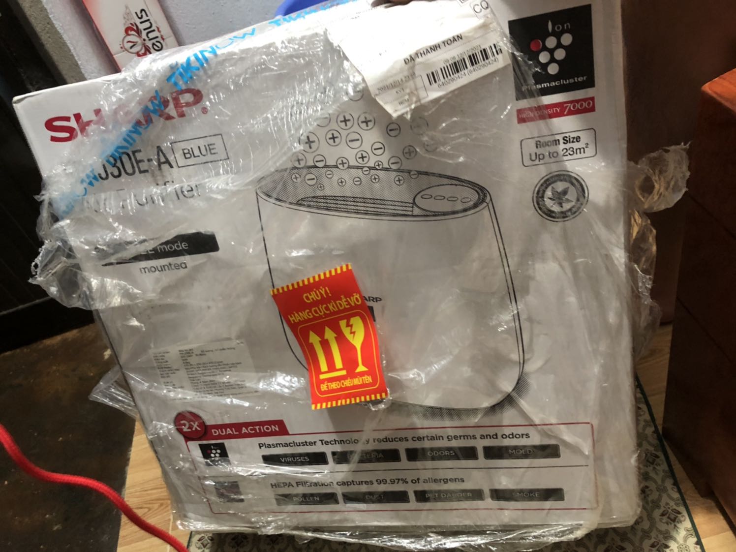 Máy dùng khá êm, lúc nhận máy mình hơi ngạc nhiên vì máy to hơn tưởng tượng. Vì mình chỉ sử dụng ban đêm lúc vào phòng ngủ nên không sử dụng nhiều. Có phiếu bảo hành của hãng nhưng do bận nhiều việc quá nên quên gọi luôn :)